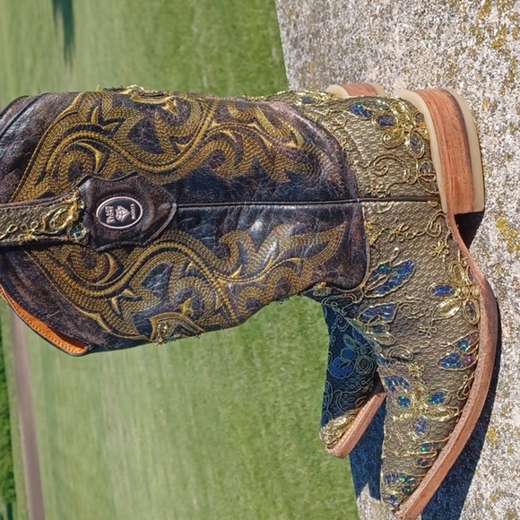 Black stone Boots, pointed toe, gold thread and sequins
